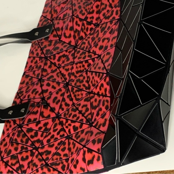 P. Luca tote coral red leopard and black geometric bendable‎ purse. - Picture 10 of 12